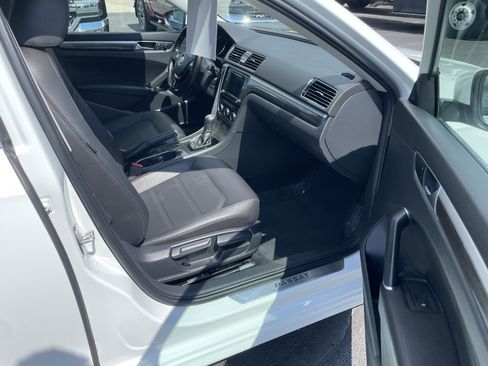Used 2018 Volkswagen Passat 2.0T SE FWD image 31