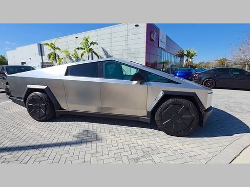 Used 2024 Tesla Cybertruck AWD Crew Cab image 38