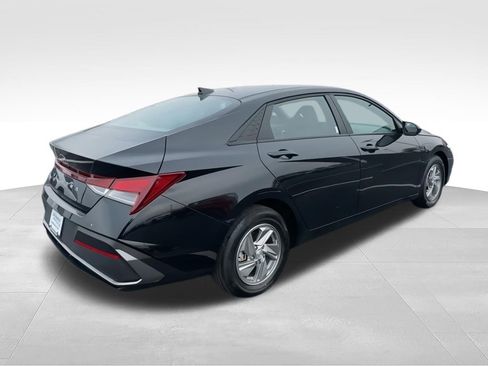 Used 2024 Hyundai Elantra SE FWD image 8