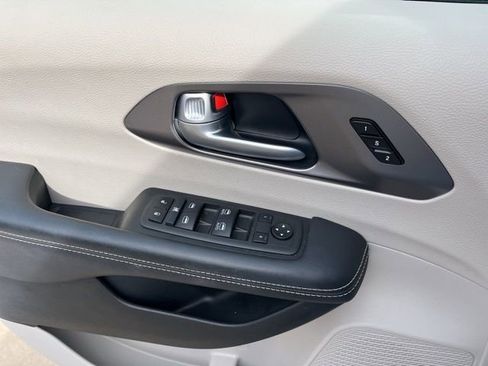 Used 2024 Chrysler Pacifica Touring-L image 12