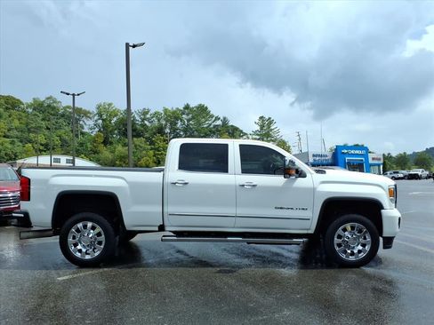 Used 2016 GMC Sierra 2500 Denali w/ Duramax Plus Package AWD/4WD image 8