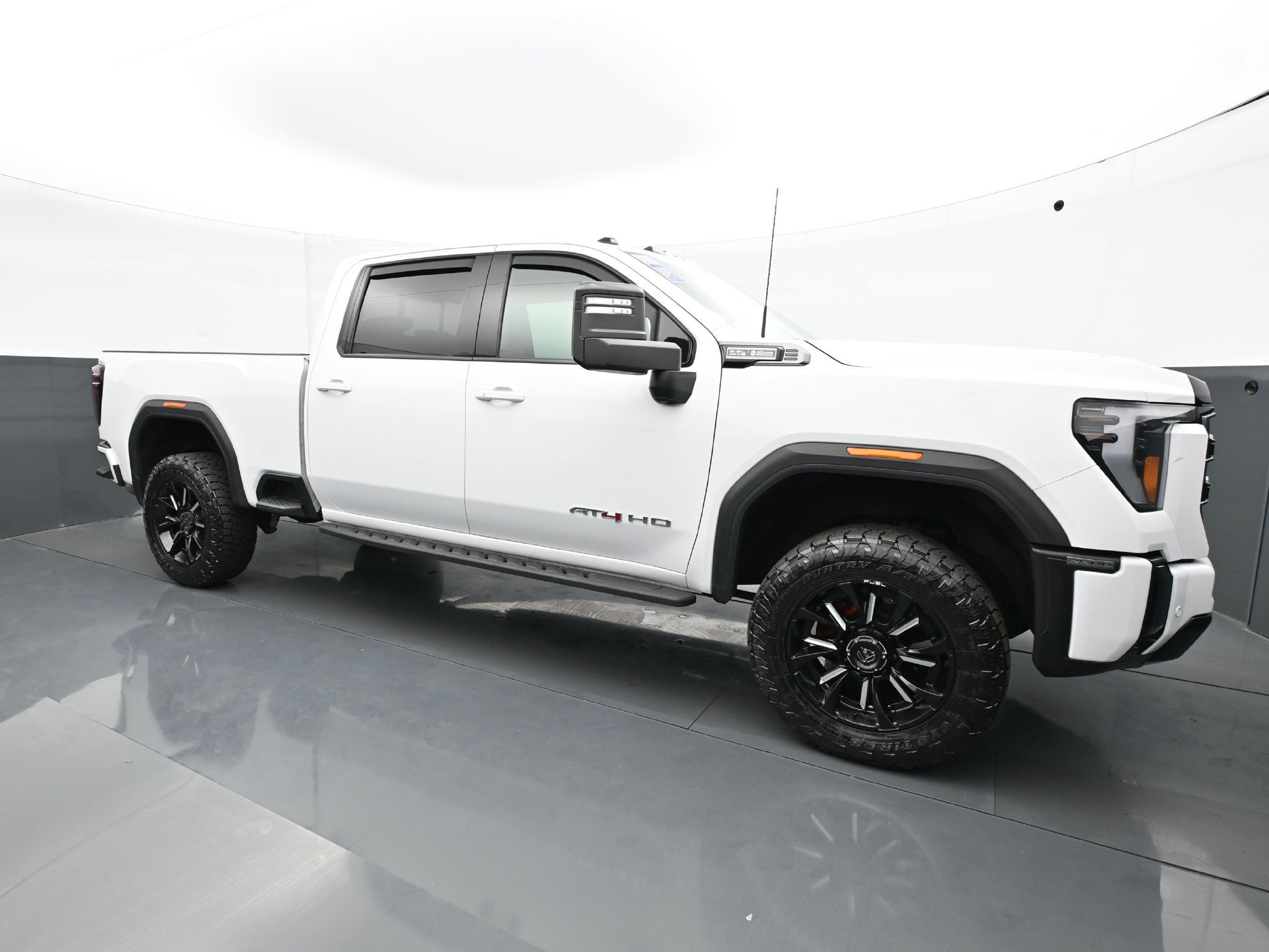 Used 2024 GMC Sierra 2500 AT4 w/ AT4 Premium Plus Package AWD/4WD image 9