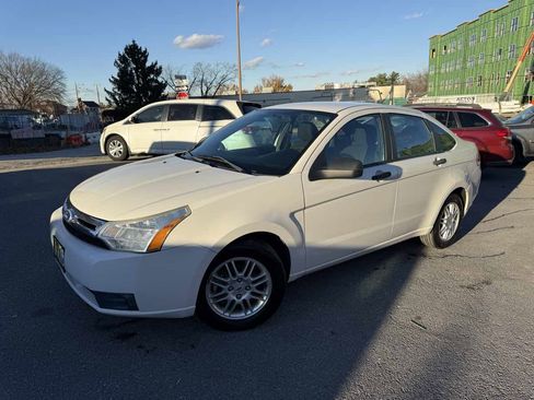 Used 2011 Ford Focus SE image 3