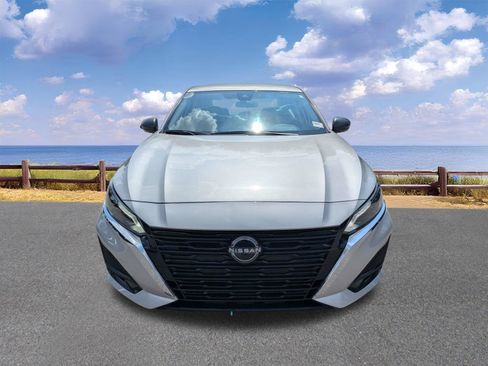 Used 2025 Nissan Altima 2.5 SV FWD image 11