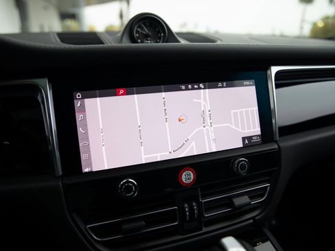 Certified 2025 Porsche Macan image 15