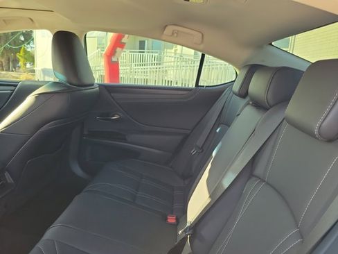 Used 2023 Lexus ES 300h w/ Luxury Package image 14