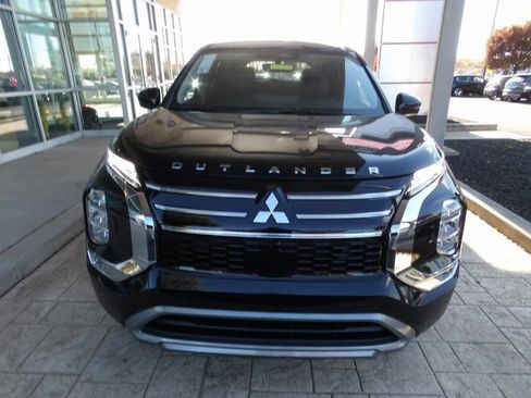 New 2025 Mitsubishi Outlander SE image 2