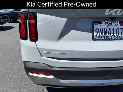 Certified 2025 Kia Sorento S FWD image 9