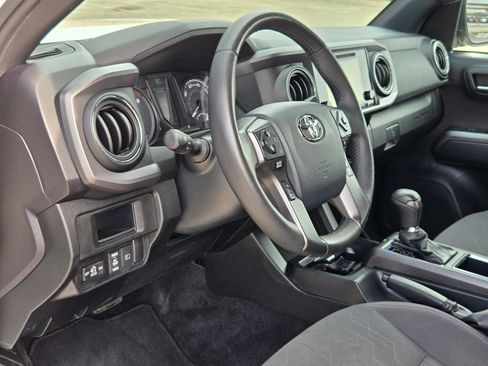 Used 2019 Toyota Tacoma TRD Off-Road w/ Technology Package image 12