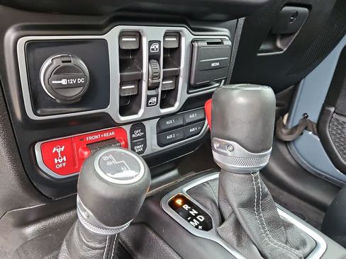 Used 2025 Jeep Gladiator Rubicon w/ Convenience Group AWD/4WD image 21