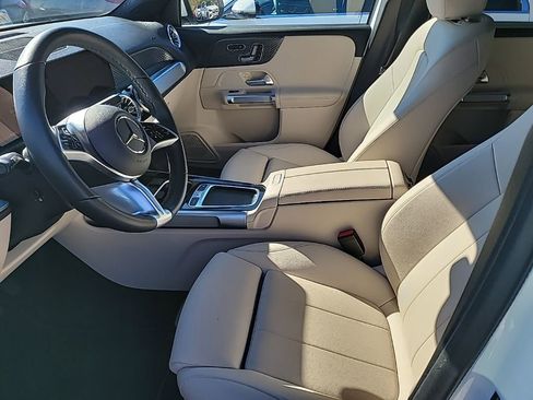 Used 2025 Mercedes-Benz GLB 250 4MATIC image 4