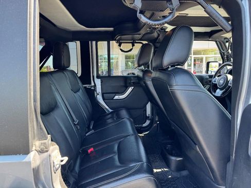 Used 2015 Jeep Wrangler Unlimited Rubicon AWD/4WD image 9