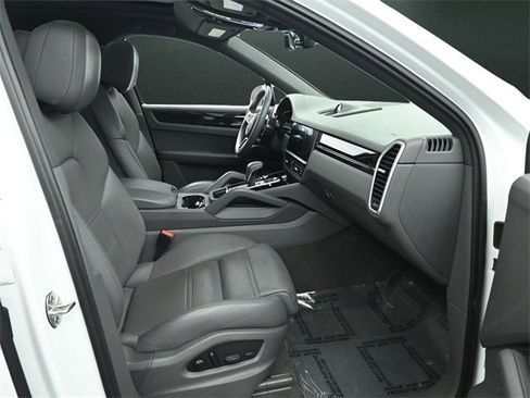 Used 2023 Porsche Cayenne Coupe image 21
