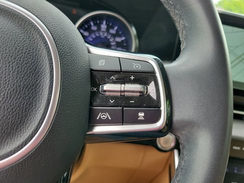Used 2024 Kia Carnival EX FWD image 17