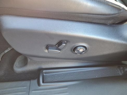 Certified 2025 Chrysler Pacifica Limited FWD image 12