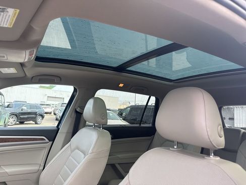 Used 2018 Volkswagen Atlas SEL Premium image 11