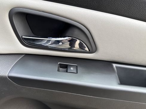 Used 2011 Chevrolet Cruze LT image 18