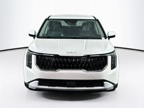 Used 2025 Kia Carnival FWD image 2