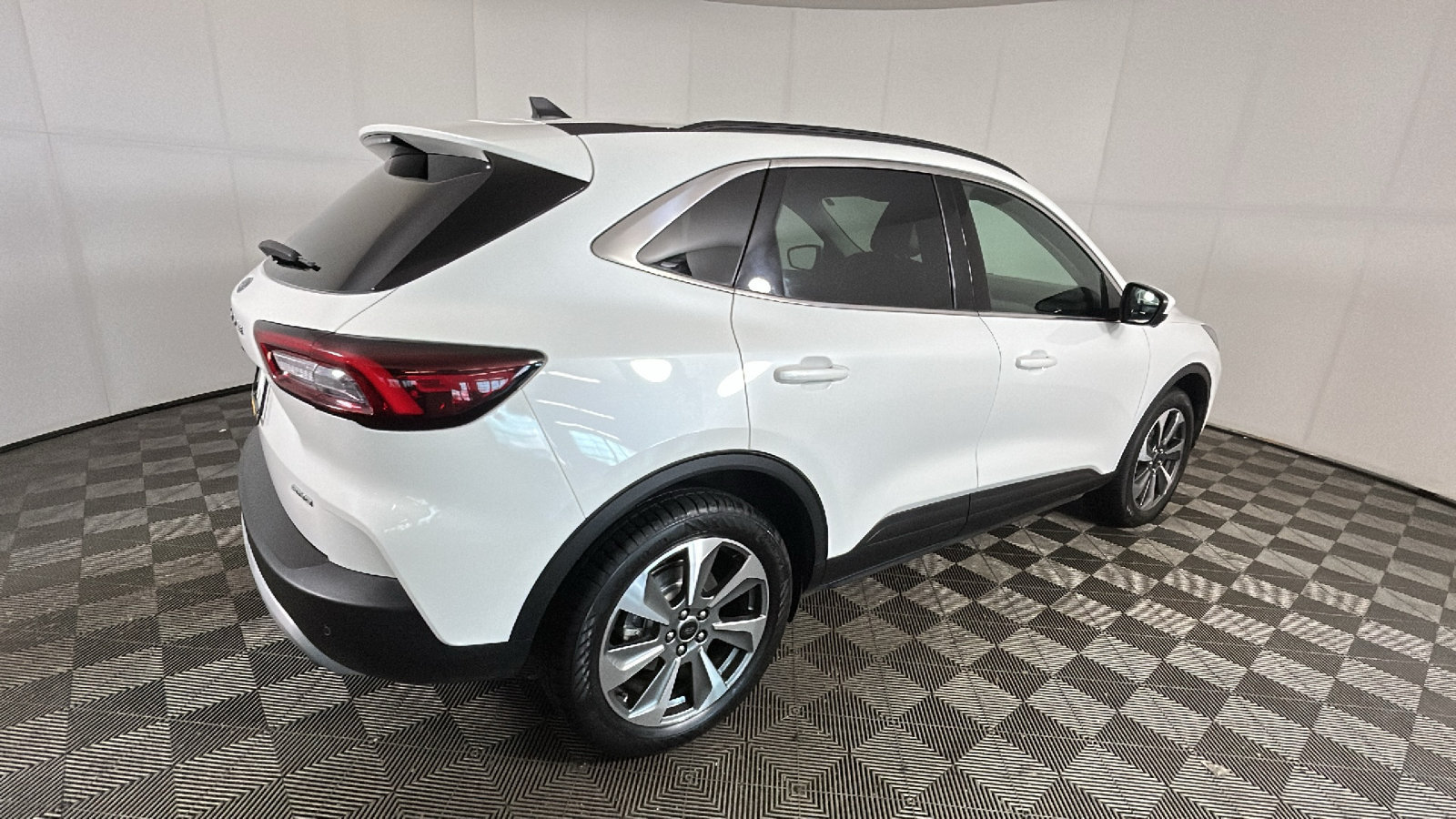 Used 2024 Ford Escape Platinum AWD/4WD image 3