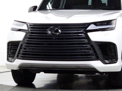 Certified 2025 Lexus LX 700h Overtrail image 4