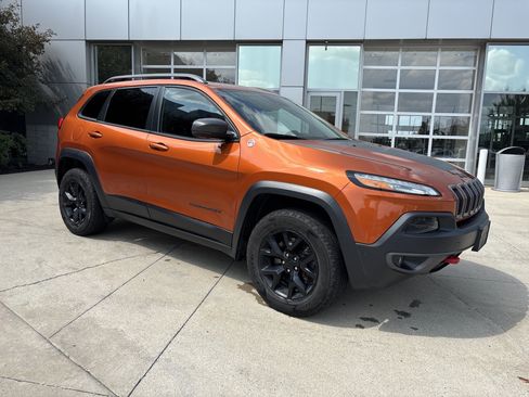 Used 2016 Jeep Cherokee Trailhawk w/ Comfort/Convenience Group AWD/4WD image 2