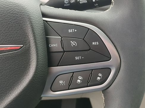 Used 2023 Chrysler Pacifica Touring-L FWD image 24