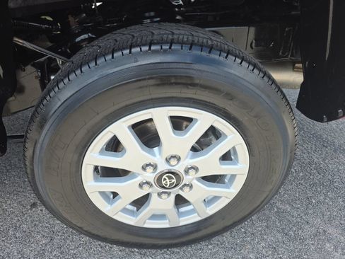 Used 2025 Toyota Tacoma SR5 AWD/4WD image 7