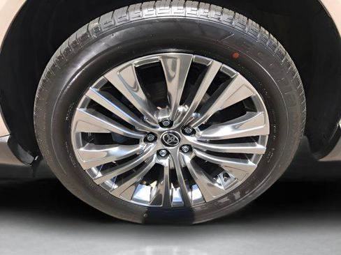 Certified 2024 Toyota Venza XLE AWD/4WD image 21