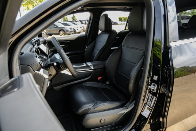 Used 2025 Mercedes-Benz GLC 300 4MATIC image 42