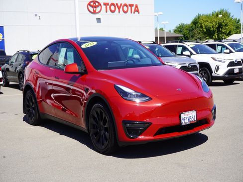 Used 2023 Tesla Model Y Long Range AWD/4WD image 1