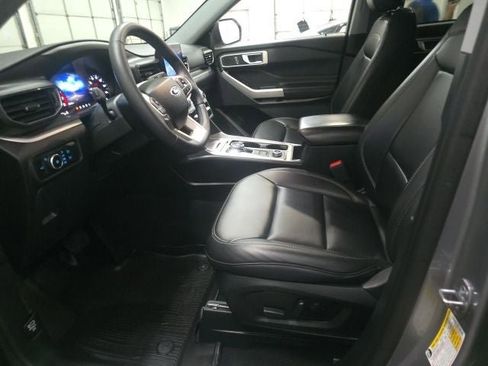 Used 2024 Ford Explorer XLT w/ Equipment Group 202A AWD/4WD image 17