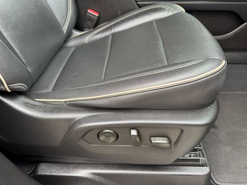 Used 2021 GMC Yukon SLT w/ SLT Premium Package image 17