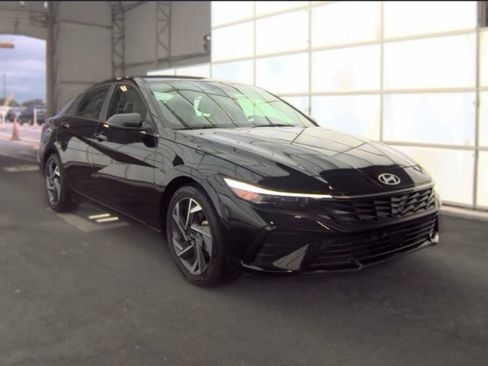 Used 2025 Hyundai Elantra Limited FWD image 3