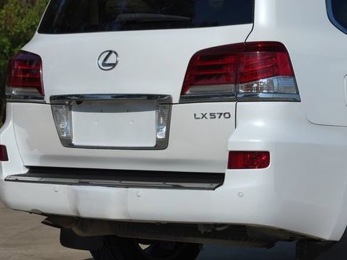 Used 2013 Lexus LX 570 4WD w/ Luxury Pkg w/Pre-crash image 20