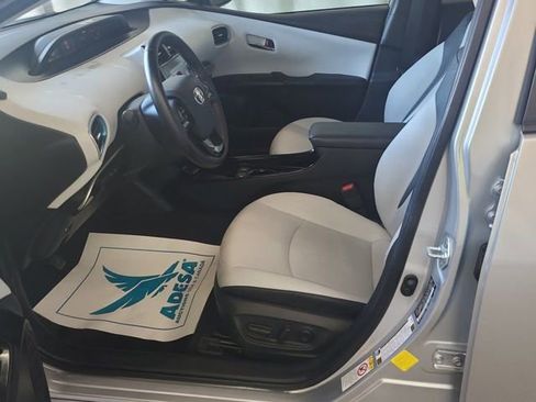 Used 2021 Toyota Prius XLE image 7