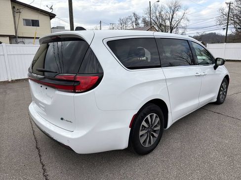 Used 2024 Chrysler Pacifica Limited FWD image 4