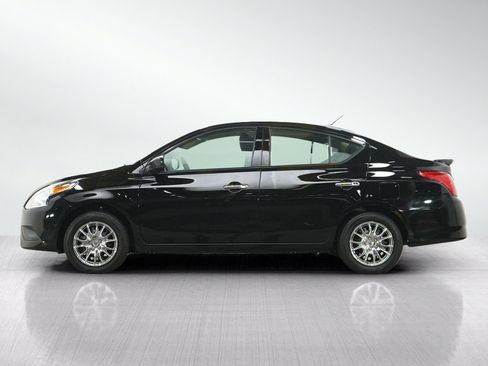 Used 2019 Nissan Versa SV FWD image 2
