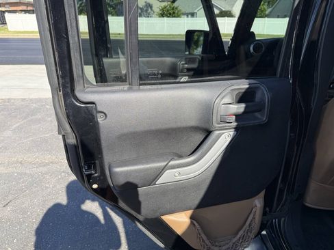 Used 2014 Jeep Wrangler Unlimited Rubicon w/ Dual Top Group AWD/4WD image 13