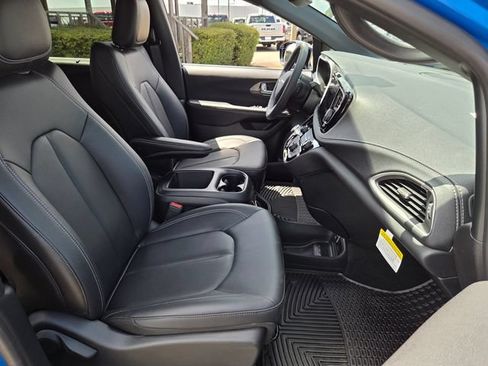 Used 2026 Chrysler Pacifica Select FWD image 20