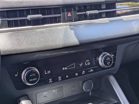 Used 2025 Mitsubishi Outlander SE FWD image 23