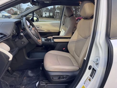 Used 2024 Toyota Sienna Limited image 21