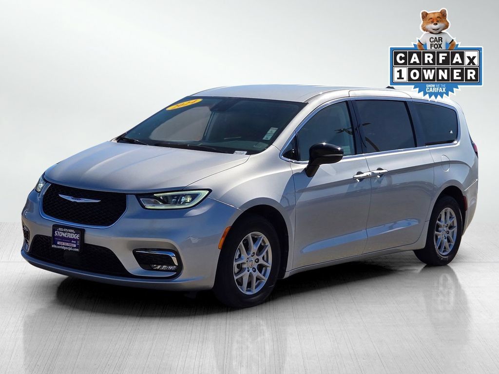 Used 2024 Chrysler Pacifica Touring-L FWD image 8