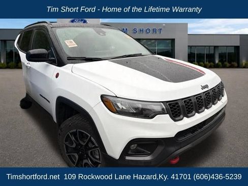 Used 2025 Jeep Compass Trailhawk AWD/4WD image 1