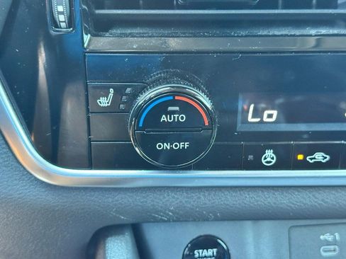 Used 2025 Nissan Rogue SL AWD/4WD image 21