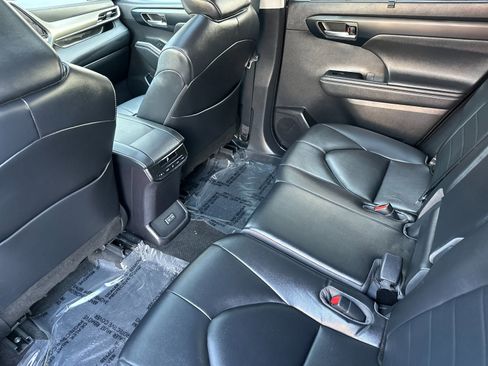 Used 2023 Toyota Highlander XLE image 12