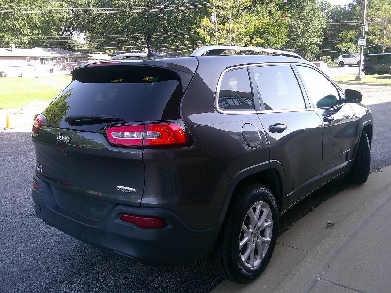 Used 2016 Jeep Cherokee Latitude w/ Cold Weather Group AWD/4WD image 5