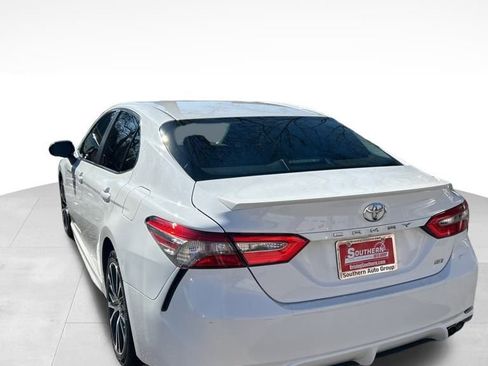 Used 2018 Toyota Camry SE image 3