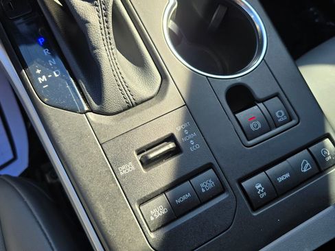 Used 2021 Toyota Highlander XLE image 26