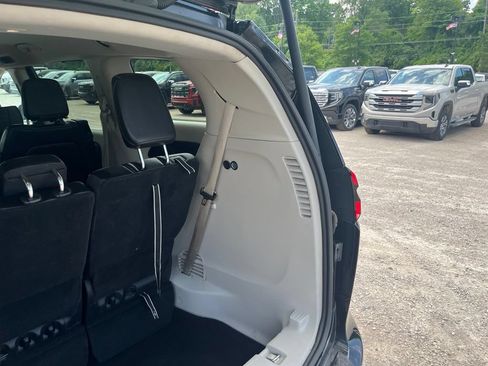 Used 2024 Chrysler Pacifica Touring-L FWD image 17