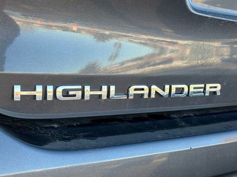 Used 2024 Toyota Highlander LE image 19